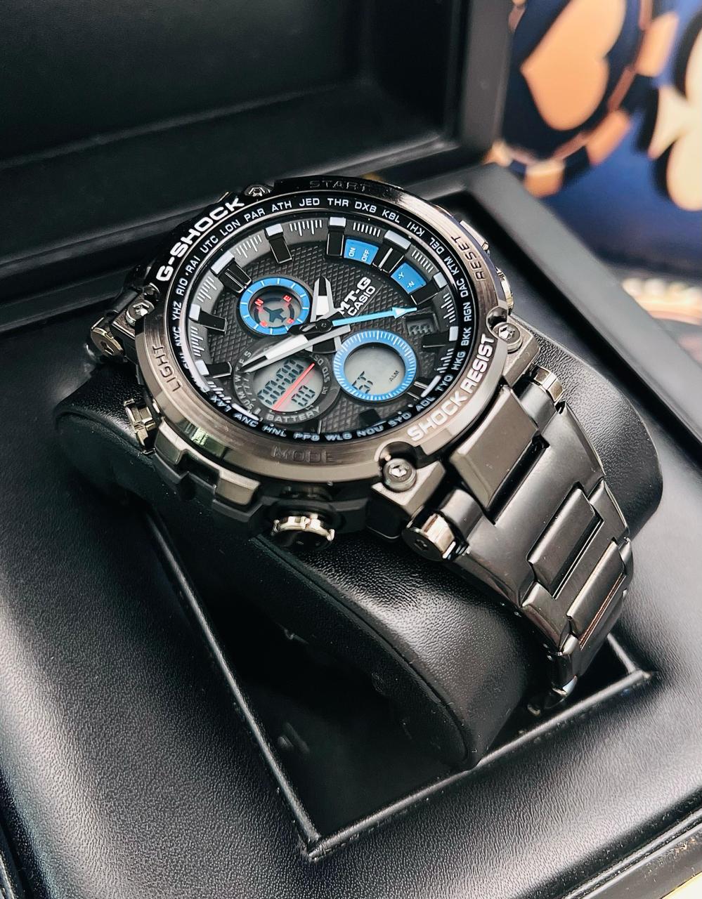 RELOJ CASIO MTG TITAN FORCE NEGRO/AZUL - FUERZA Y PRESTIGIO