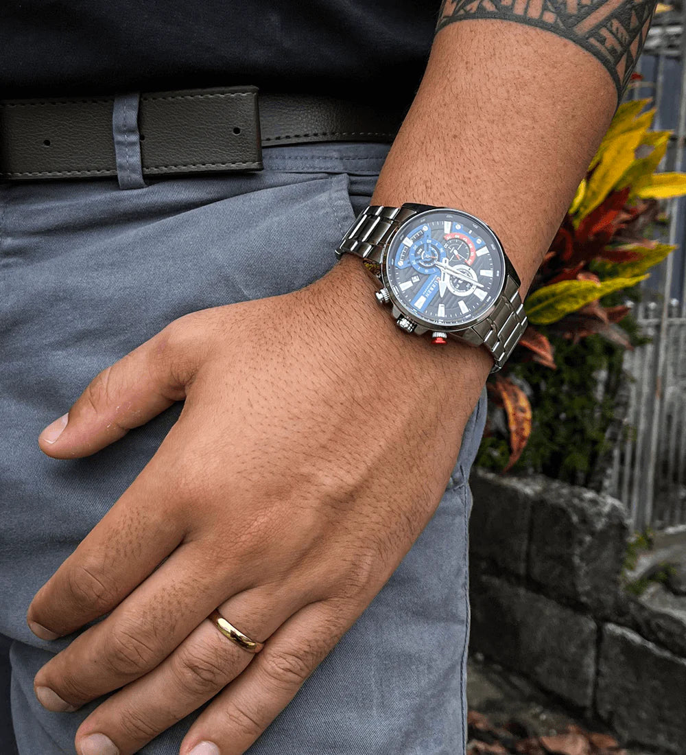 La pulsera metálica aporta un acabado elegante y resistente.